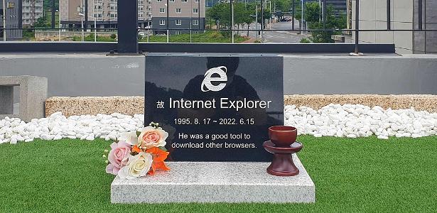 Após ‘morte’ do Internet Explorer, navegador recebe enterro com lápide