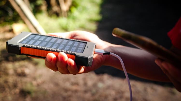 Rádio, lâmpada e outros acessórios que funcionam com energia solar