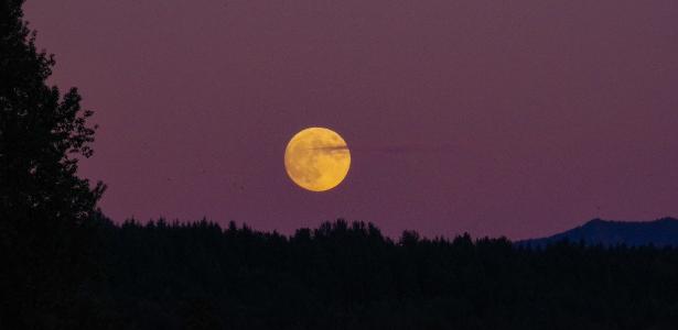 Superlua de Morango ocorre hoje; saiba observar