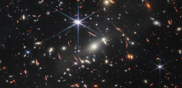 Este GIF compara as mesmas fotos feitas pelo James Webb e pelo Hubble