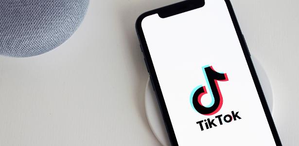 Pais processam TikTok após filhas morrerem fazendo o Desafio do Apagão