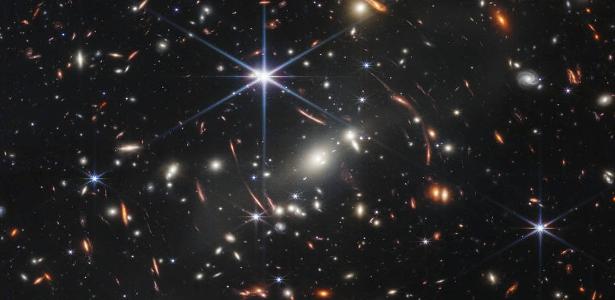 Telescópio James Webb revela primeira imagem do universo profundo