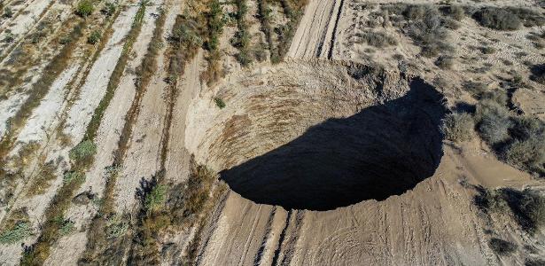 Buraco gigante no deserto do Chile não para de crescer