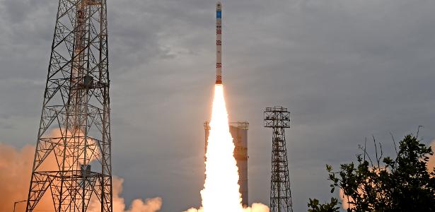 Foguete da Índia falha no primeiro lançamento; satélites caem na Terra